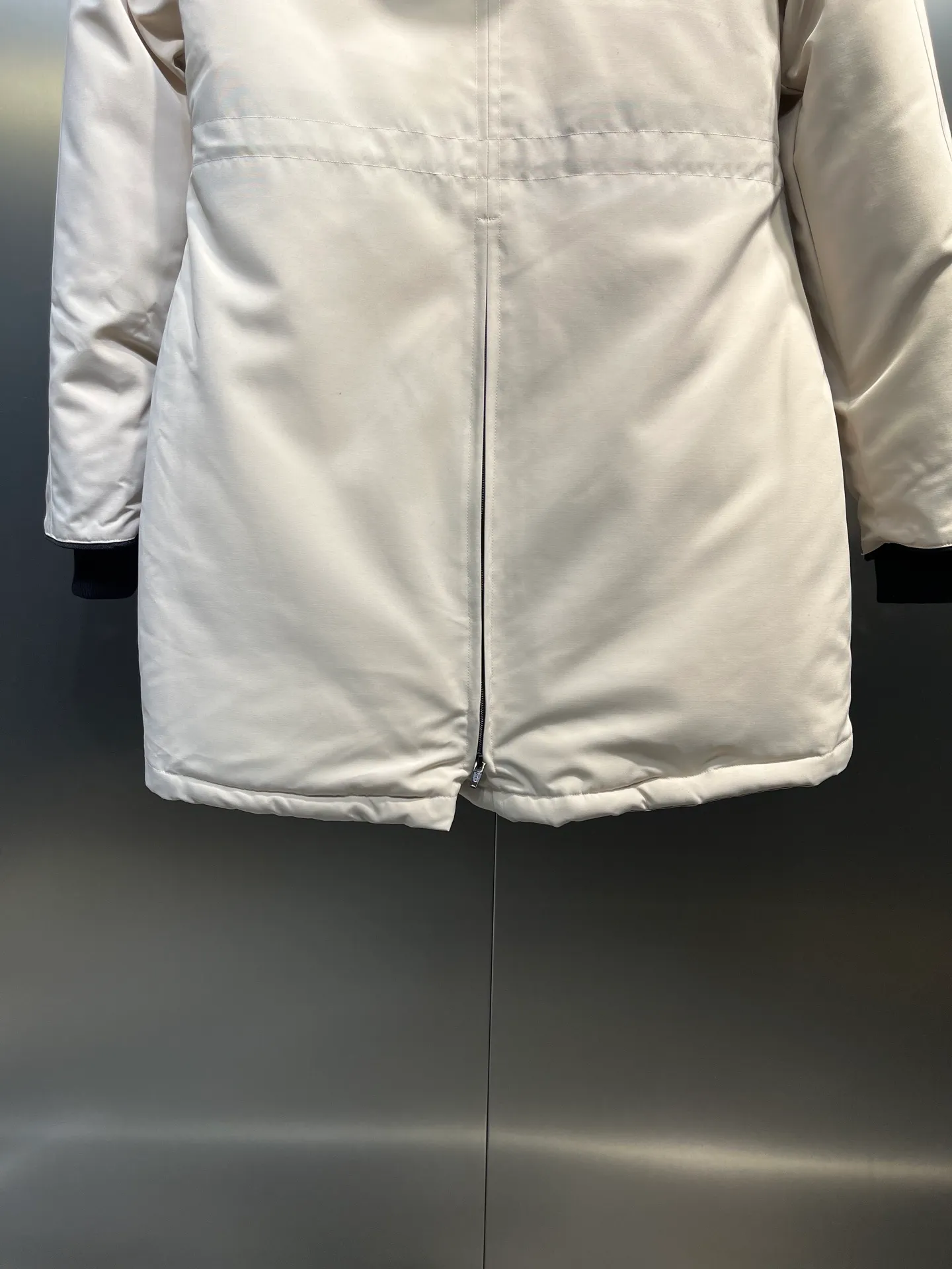 P860 Canada goose/Canada Goose 05 model 2580LA CANADA GOOSE/Canada Goose Rossclair parka women's down jacket, authentic original clothing molding, all accessories are custom-made from the original factory. This model is very unique. The zipper at the back can be opened to change into a dovetail style, with diagonal pockets and a layer of hidden pockets underneath. The official website has become a popular model. The softness and hardness of the fabric are compared with the genuine ones. It can be restored by kneading at will (fabric misunderstanding: fabrics with high hardness are not waterproof. Only those who buy the latest genuine version this year will notice the softness and comfort of the fabrics). The down is synchronized with the genuine white duck down. It is fluffy and not lumpy. The electronically controlled down charging machine is used to fill the zippers with customized genuine YKK zippers. High hardness and no lag. The fur collar is purchased from the same manufacturer as Wolf Hair. (Cooperative factory 2019 Canadian wolf skin auction and Big Goose official auction of wolf skin fur collars on the same site) All workmanship and wiring are controlled by workers with more than ten years of service. They must be horizontal and vertical, and are not crooked. The density of the inner wiring is more exquisite. Compare at will. Big goose label, collar label, washed label, hang tag, zipper rope, pocket label, back label, collar velvet, Velcro fasteners, all details of the cuffs are updated simultaneously with the original product, the best version, and the most complete color matching. The fighter in World 05 battles various world goods. Size: XS-XL